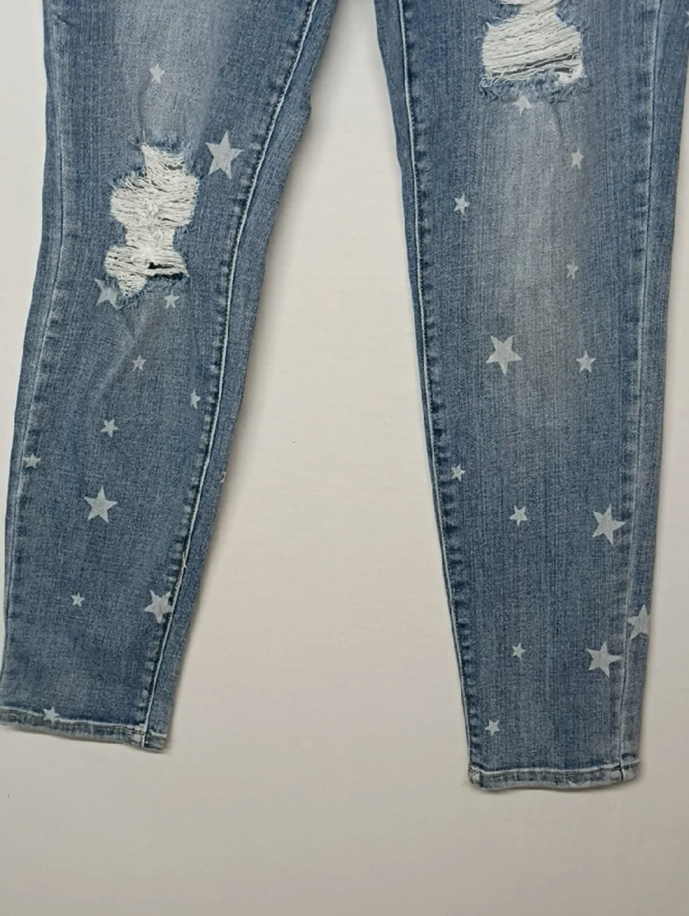 Judy Blue Star-Print Distressed Boyfriend Jeans